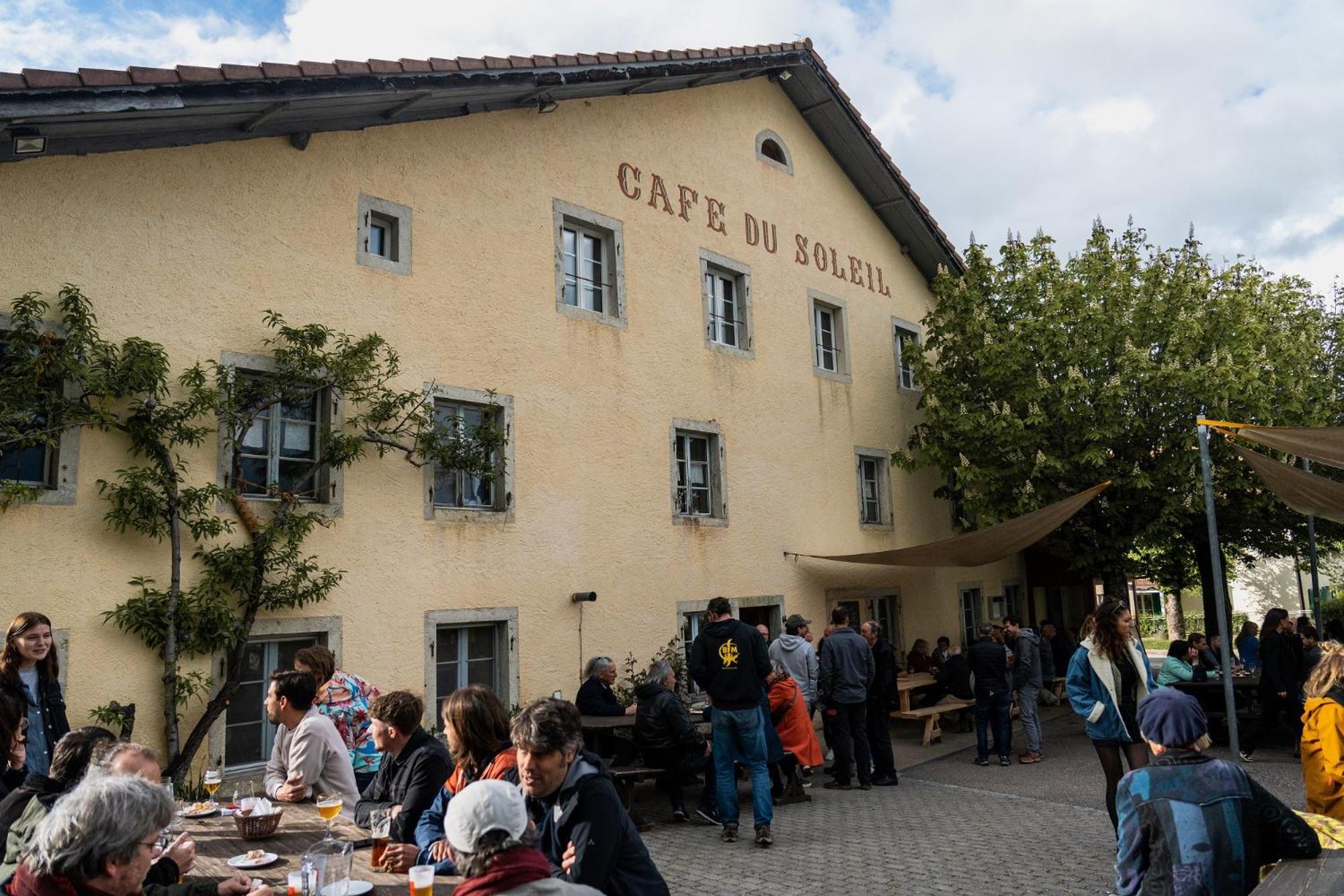 ホテル Cafe Du Soleil Saignelégier エクステリア 写真